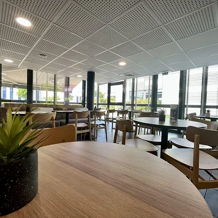 Lyon Aeroport 2*