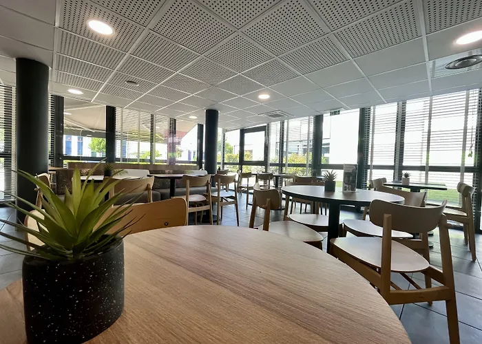 Première Classe Lyon Est - Quentin Fallavier - Aéroport 2*